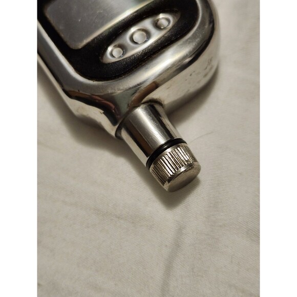 cell phone shaped liquor flask. It is designed to look like an old-school mobile - Picture 3 of 4